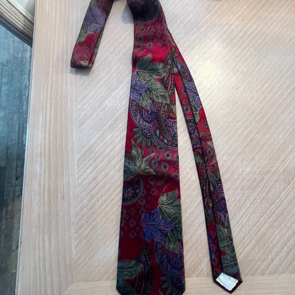 Elegant Red Paisley Christian Dior Tie